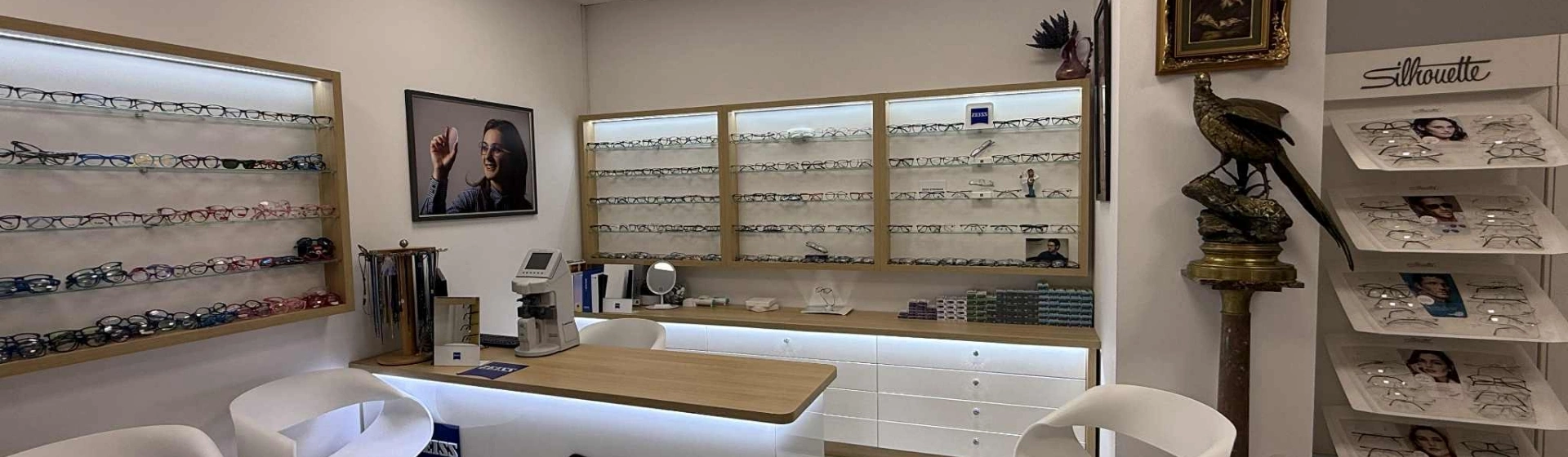 okulary w czarnych oprawkach